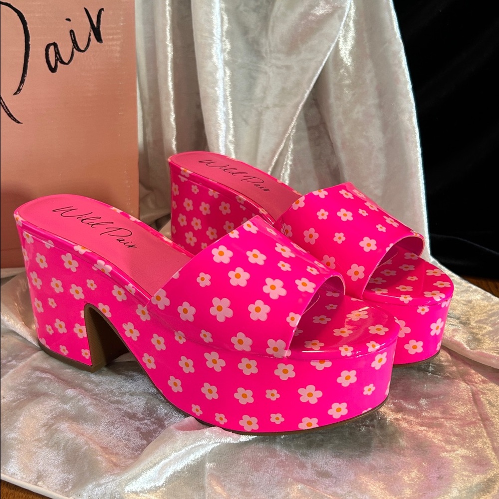 NWT WILD PAIR PINK SANDALS 7.5